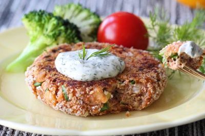 SALMON & DILL CAKES WITH AIOLL 