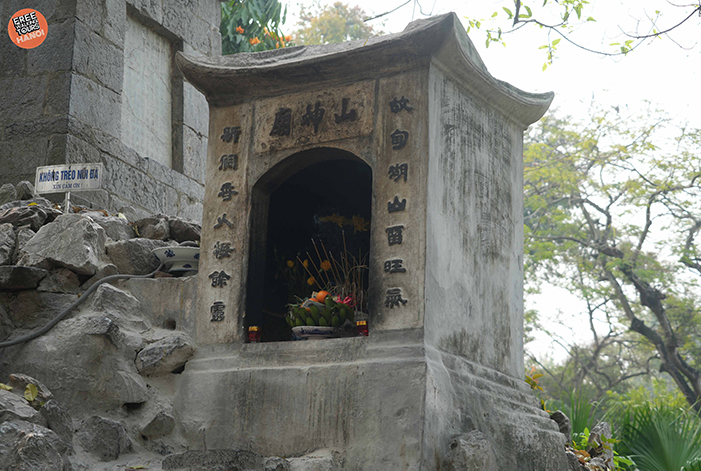 Bach Ma Temple
