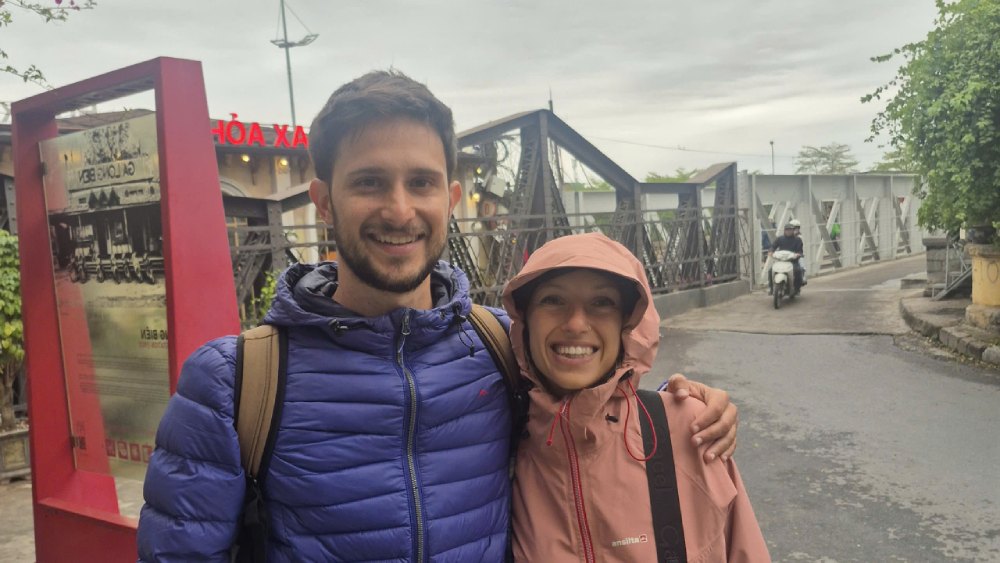 Tour a pie por el Casco Antiguo de Hanoi con huespedes argentinos visitando el Puente Long Bien