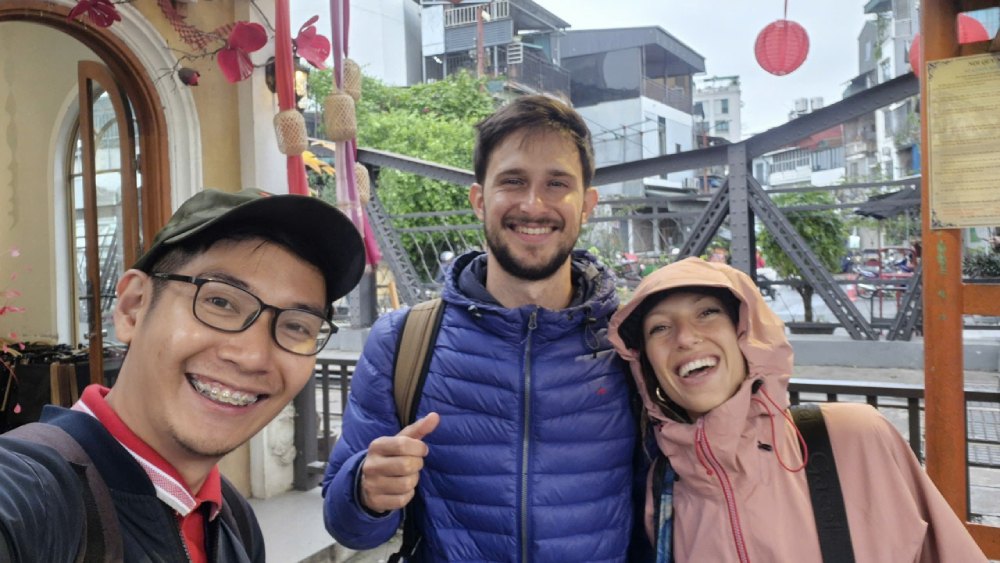 hanoi-old-quarter-walking-tour-guests-long-bien-bridge-selfie