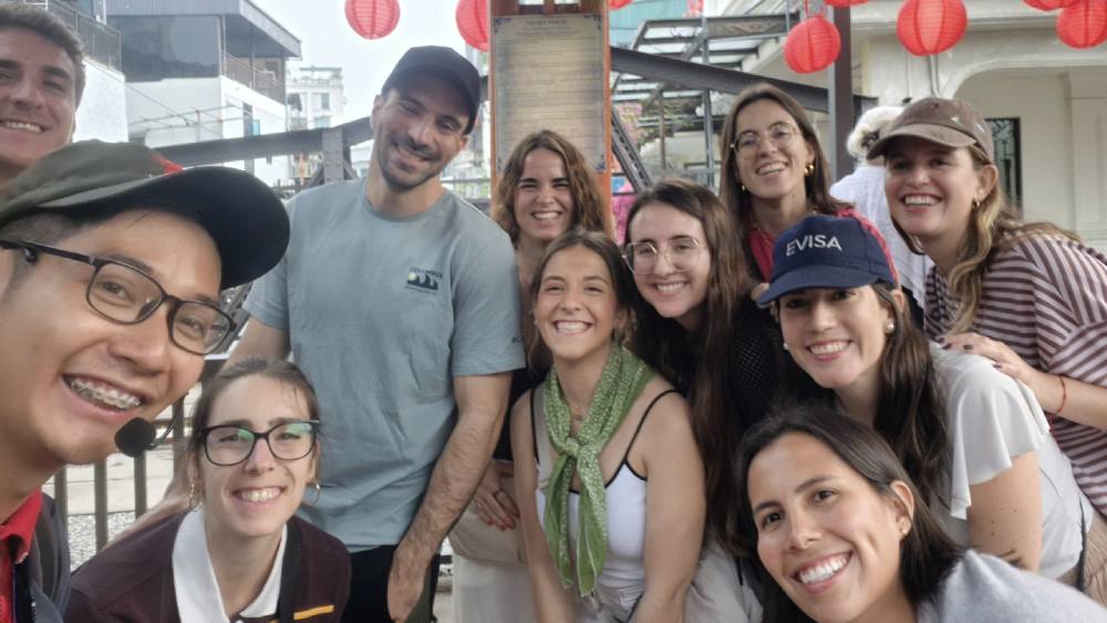 Hanoi Old Quarter Walking Tour con huespedes espanoles visitando Hanoi Train Street