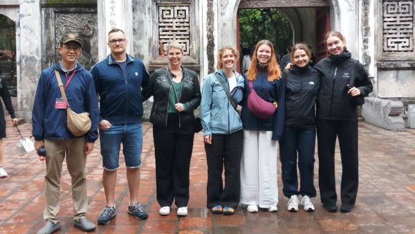 Hanoi City Highlights Stadtrundgang mit Gaesten beim Besuch des Literaturtempels und des Ho Chi Minh Mausoleums